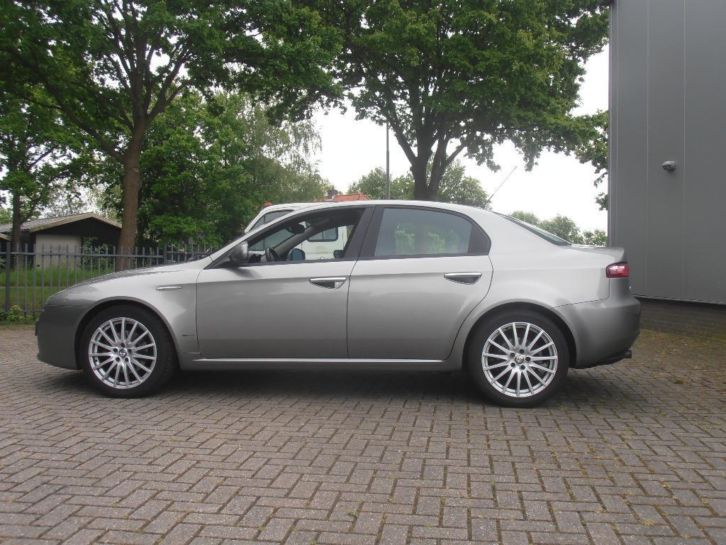 Alfa Romeo Alfa-159 1.9 Jtdm 2006 Grijs 122.000 km