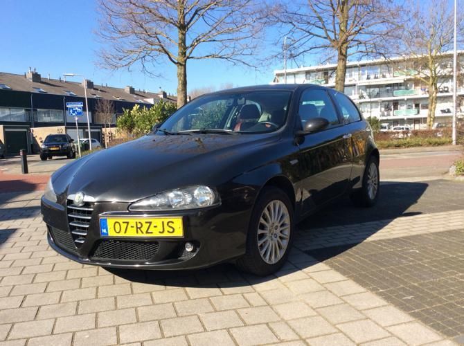 AlfaRomeo 147 2.0 Tspark Lederxenonclima. NIEUWE APK