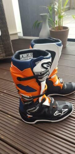 Alpinestars crosslaarzen, crossbroek, kniebeschermers.