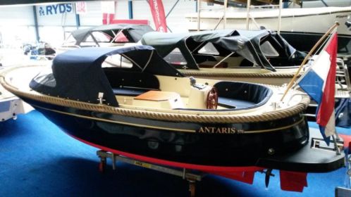 Antaris 570 sloep met 25 pk Vetus inboard en zonnedekset