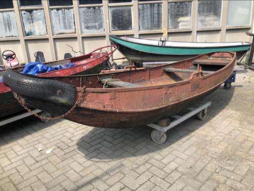 Antiek roeibootje geklonken
