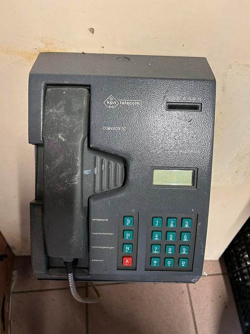 Antiek telefoon met geld bellen