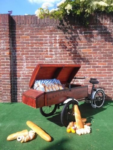 Antieke fiets oldtimer bakfiets kinderbakfiets bakkersfiets