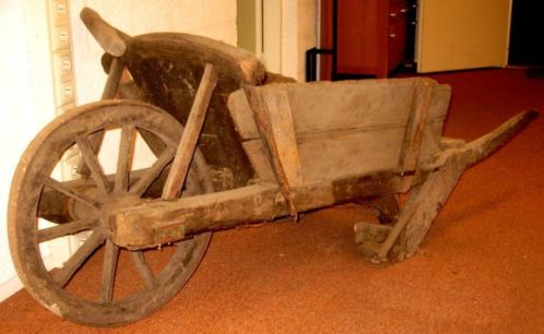 Antieke houten kruiwagen 