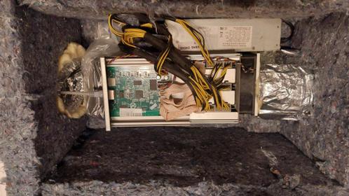 Antminer s9k met geluidsdempende box