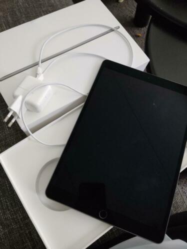 Apple 10.5-inch iPad Air Wi-Fi 64GB - Space Grey