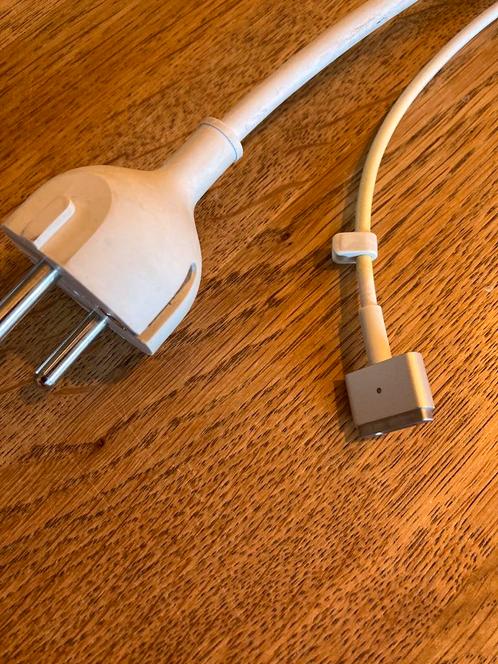 Apple 60 W MagSafe 2 Power Adapter. 13 inch