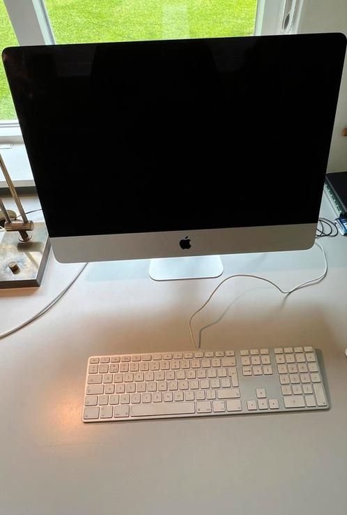 Apple computer beeldscherm, muis, toetsenbord.
