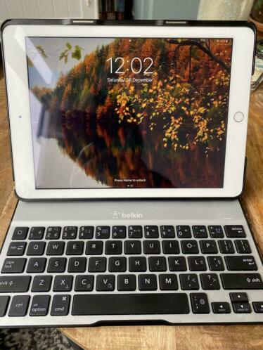 Apple iPad 5 32gb incl hoes met toetsenbord  lader