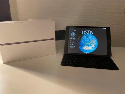 Apple iPad 7th generatie inc Smart Keyboard en een hoesje