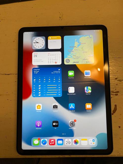 Apple iPad Air (4e generatie) met hoesje oplader en doos