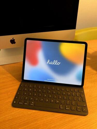 Apple iPad Pro 64GB  Smart Keyboard Folio