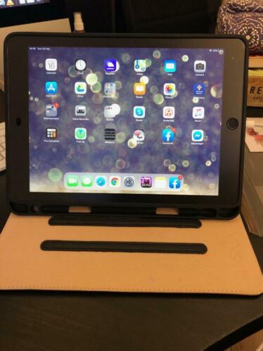 Apple iPad Pro 9.7 inch (WiFi  Cellular) 128 GB  Bundle