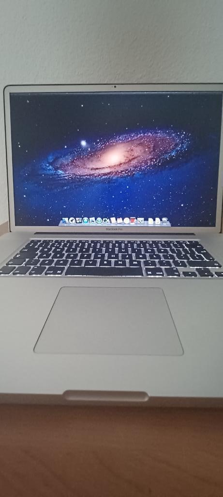 Apple Mac Book Pro 17 inch i7