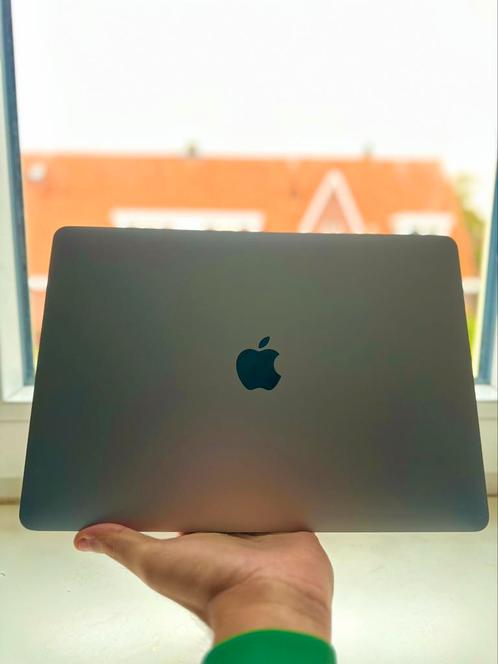 Apple MacBook 2018 2.3GHz touch bar 256GB - Awesome laptop