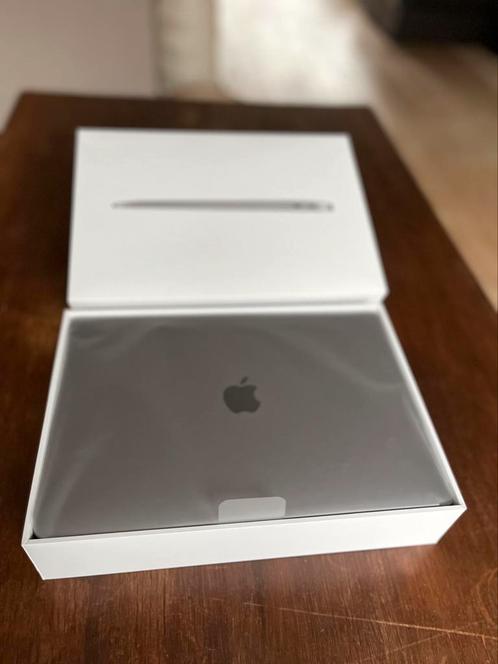 Apple Macbook Air 2020 M1 - 8GB RAM  256 GB SSD - 13.3 inch