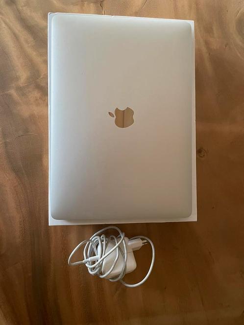 Apple macbook air 2020 M1 chip - 13 inch