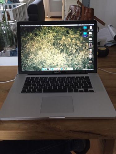 Apple MacBook pro 15 inch, core i7, 500gb SSD.