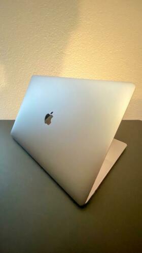 Apple MacBook Pro 15 inch met gratis Incase laptopsleeve