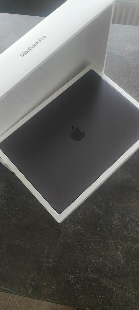 Apple MacBook Pro 16 inches M3 Pro (12-core CPU18-core GPU)