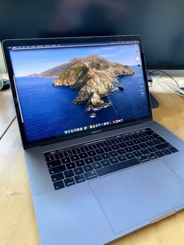 Apple MacBook Pro 2018 15-inch i7 6-Core, 16GB RAM, 512G