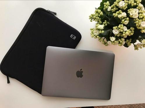 Apple MacBook Pro 2019 inclusief hoes, conditie is perfect