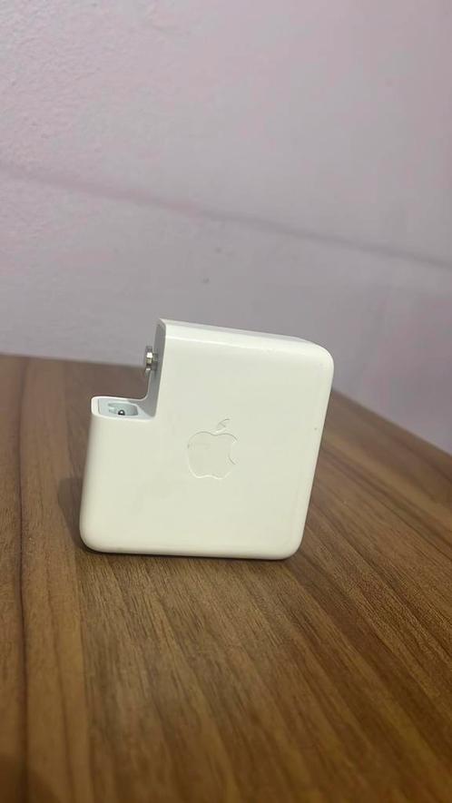 Apple USB-C power adapter 61 watt met oplaadkabel.