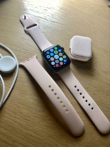 Apple Watch 4 Black 44mm with Pink straps