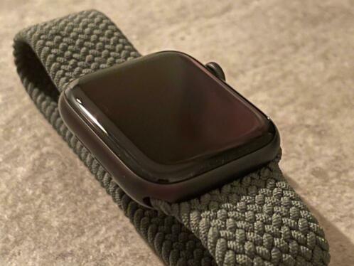 Apple Watch 6 44mm spacegrijs met solobandje, in nieuwstaat