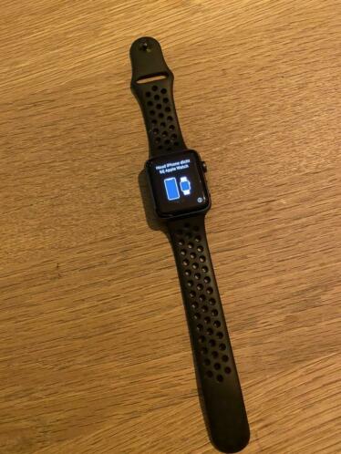 Apple Watch serie 3 (kleine beschadiging links onder)