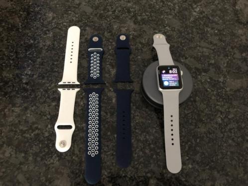 Apple Watch Series 3 - 42mm - Silver Alumium  Bands  Dock