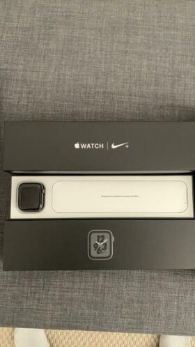 Apple Watch series 4 Nike  44 mm.