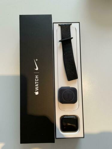 Apple Watch series 4 Nike S4 44mm SpaceGrey black loop