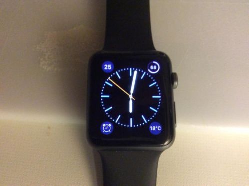 Apple Watch Sport, 42 mm, Space Grey, met zwarte sportband.