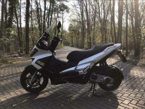 Aprilia SR Max 300i 6 MAANDEN BOVAG GARANTIE.