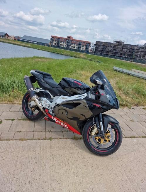 Aprillia RSV 1000 RR Black edition