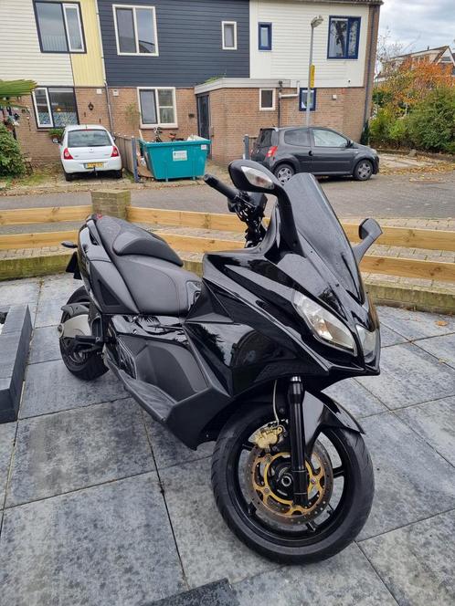 Aprillia srv 850.  Full black. (Yamaha tmax gp 800)