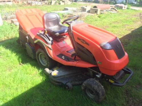 Ariens C80 zitmaaier met grasveger