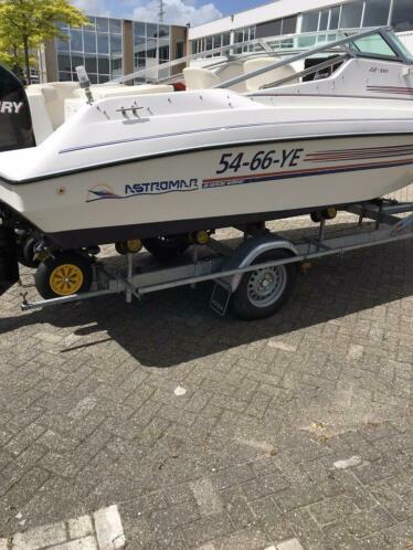 Astromar LC560 met 100PK Mercury 4-Takt op Pega Trailer