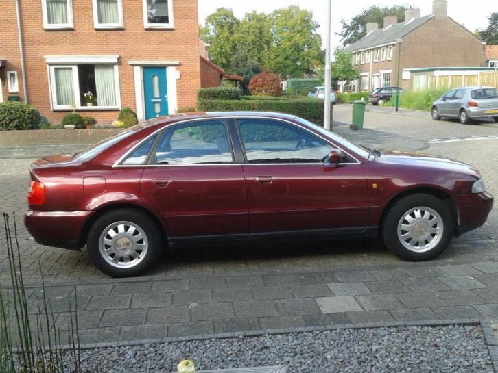 Audi A4 1.6 74KW 1998 Rood