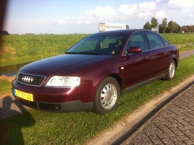 Audi A6 2.4 121KW 1998 Rood