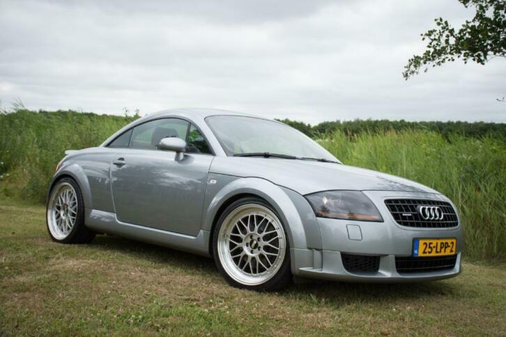 Audi TT 1.8 T Coupe Quattro 132KW 2004 Grijs  UNIEK