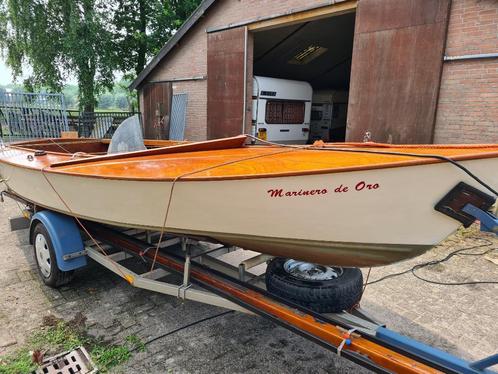 Authentieke houten zeilboot met trailer en buitenboordmotor