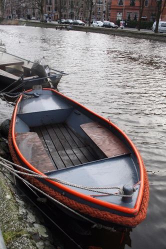 Authentieke stalen grachtenboot met motor in goede staat