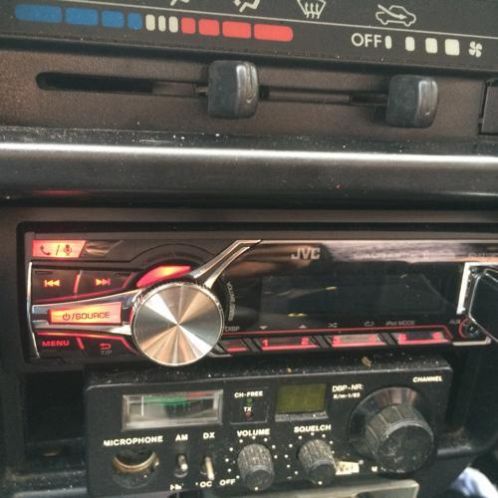 Auto radio met woofer en versterker 