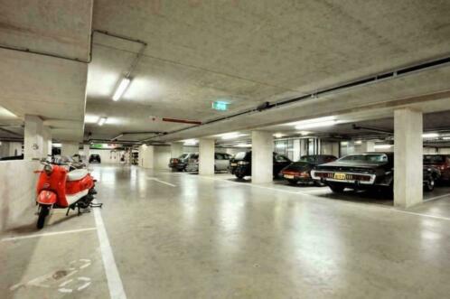 Auto STALLING - parkeerplek in een afgesloten garage