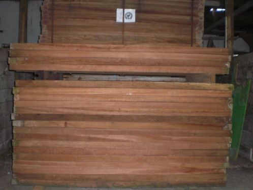 azobe hout  palen  planken damwand beschoeiing balken