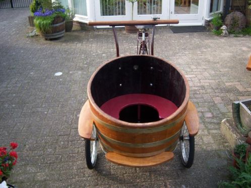 Bakfiets gemaakt van een eiken wijnvat