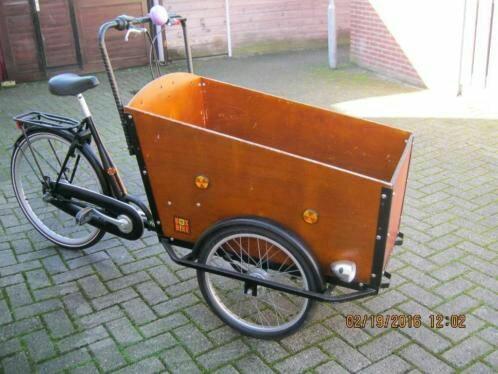 bakfiets in goede staat met afdekhoes