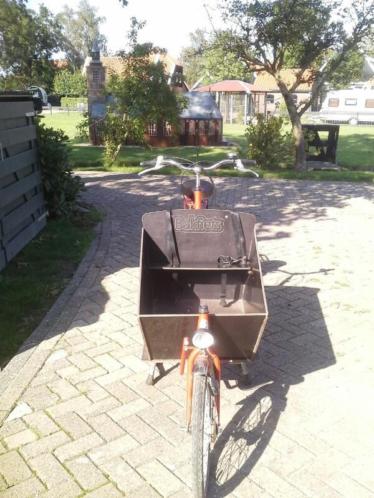 Bakfiets lange uitvoering, met twee bankjes, zonder huif. 